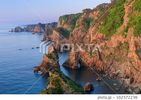 岩手_朝日に輝く北山崎の海岸線の絶景風景 岩手_朝日に輝く北山崎の海岸線の絶景風景 102372236