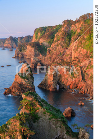 岩手_朝日に輝く北山崎の海岸線の絶景風景 岩手_朝日に輝く北山崎の海岸線の絶景風景 102372239
