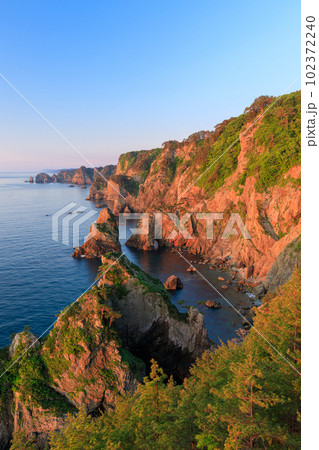 岩手_朝日に輝く北山崎の海岸線の絶景風景 102372240