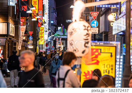 《東京都》賑わう上野の飲み屋街 《東京都》賑わう上野の飲み屋街 102372437