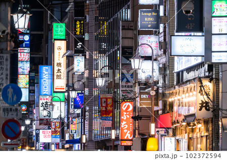 《東京都》上野仲町通り・大人の歓楽街 102372594