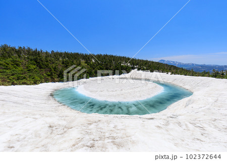 秋田・岩手_八幡平ドラゴンアイの絶景風景 102372644