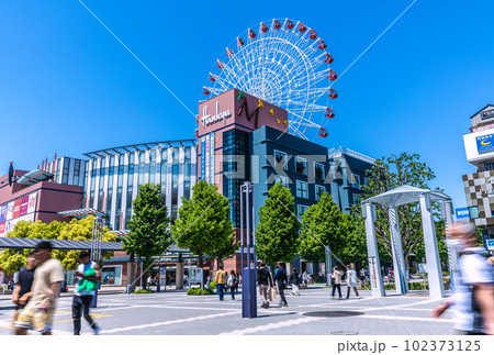 日本の横浜都市景観　センター北駅前・青空に映える観覧車や都築阪急など街並みを望む 102373125
