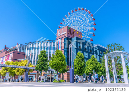日本の横浜都市景観　センター北駅前・青空に映える観覧車や都築阪急など街並みを望む 102373126