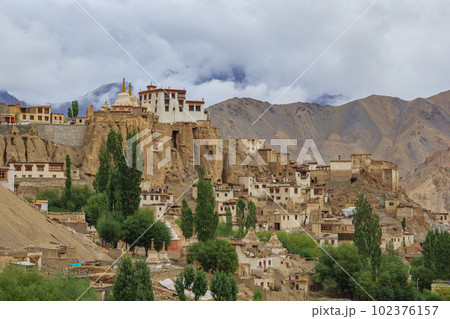 インド・ラダック地方、月世界と呼ばれるラマユルゴンパ 102376157