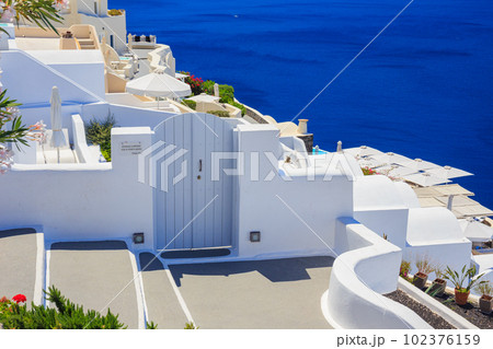 エーゲ海・サントリーニ島の風景 102376159