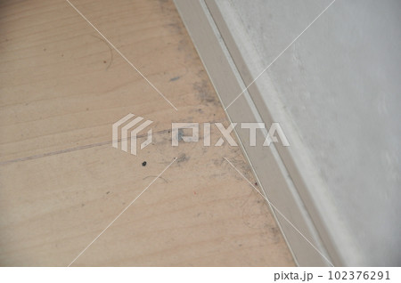 汚れた床 溜まった埃 汚れた床 溜まった埃 102376291