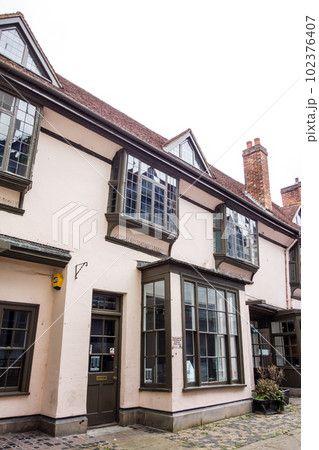 入居者のいない薄いピンク色の壁の歴史的な建物　オックスフォードの街並み 102376407