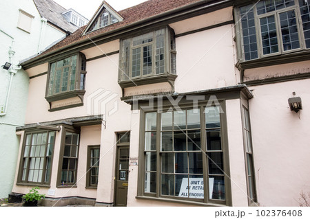 入居者のいない薄いピンク色の壁の歴史的な建物　オックスフォードの街並み 102376408