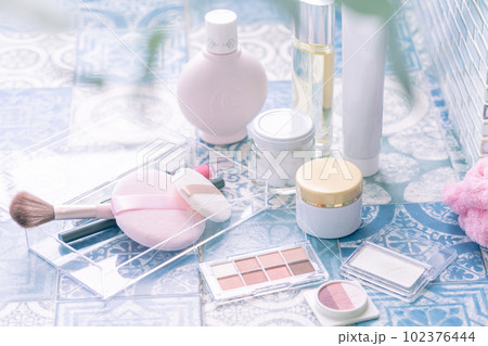 タイルの上に並べられたメイク道具 タイルの上に並べられたメイク道具 102376444