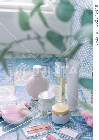 タイルの上に並べられたメイク道具 縦位置 タイルの上に並べられたメイク道具 縦位置 102376448