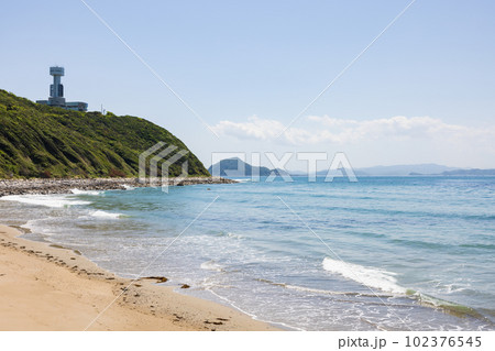 伊良湖岬の海の景色と伊勢湾海上交通センター 102376545
