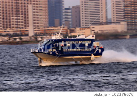 黄昏時の疾走…竹芝桟橋に向けて翼走するジェットホイル 102376676