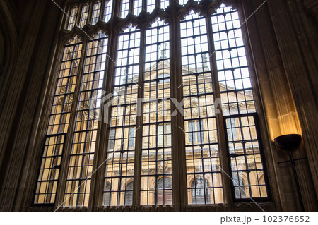 格子窓越しに見える石造りの歴史的な建物 オックスフォードの街並み 格子窓越しに見える石造りの歴史的な建物 オックスフォードの街並み 102376852