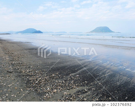 冬の浜崎海岸の風景 (佐賀県唐津市) 冬の浜崎海岸の風景 (佐賀県唐津市) 102376892