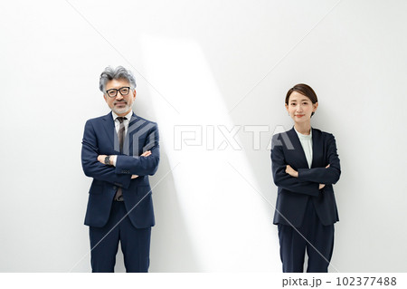 ビジネス 男女 笑顔 ビジネス 男女 笑顔 102377488