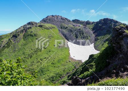 鳥海山の登山道から見る山頂と御室小屋 鳥海山の登山道から見る山頂と御室小屋 102377490