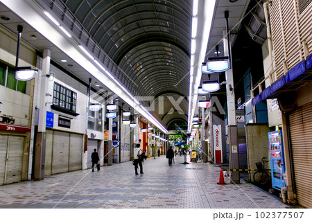 【香川】夜の高松 シャッターが閉まる兵庫町商店街 【香川】夜の高松 シャッターが閉まる兵庫町商店街 102377507