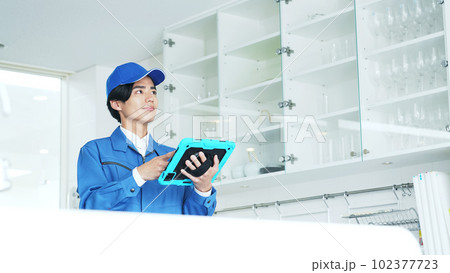 内装設計をタブレットで確認する作業員 内装設計をタブレットで確認する作業員 102377723