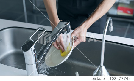 皿を洗う男性 102377742