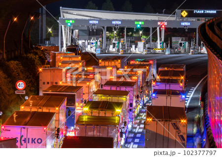 《神奈川県》深夜割引待ち渋滞・東名高速東京料金所 102377797