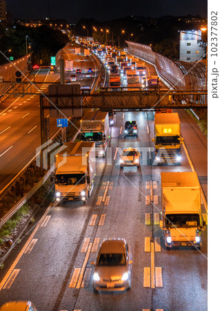 《神奈川県》深夜割引待ち渋滞・東名高速東京料金所 102377802