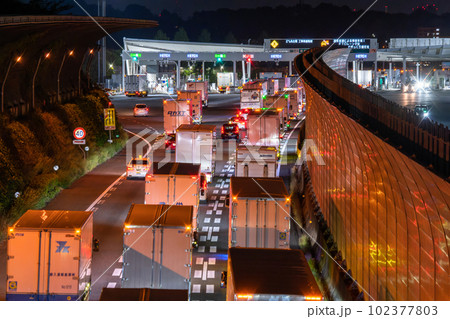 《神奈川県》深夜割引待ち渋滞・東名高速東京料金所 102377803