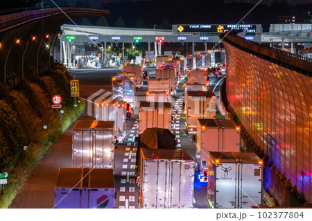 《神奈川県》深夜割引待ち渋滞・東名高速東京料金所 《神奈川県》深夜割引待ち渋滞・東名高速東京料金所 102377804