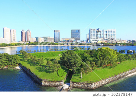 東京都、フジテレビ本社ビルとお台場の風景 102378147