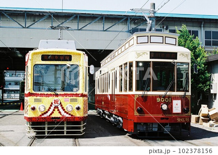車両基地で並ぶ都電荒川線7000形と9000形 102378156