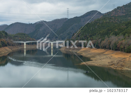 日本　京都府南丹市日吉町にあるひよしゆめのかけはしと天若湖 102378317