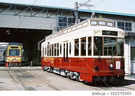 車両基地に停車する都電荒川線の9000形と7000形 102378365