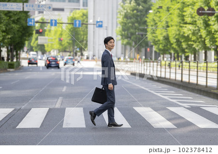 街を歩く若いビジネスマン ポートレート 街を歩く若いビジネスマン ポートレート 102378412