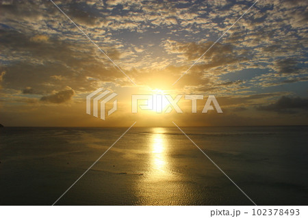 南国の夕日　サンセット、タモン湾　グアム 102378493