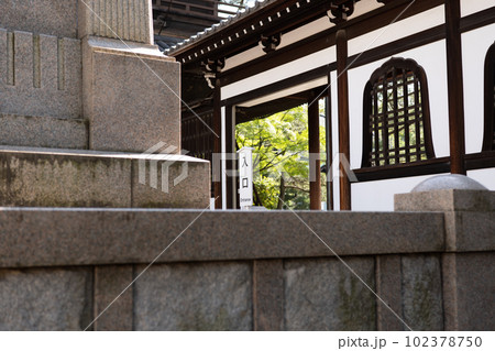 寺院の入り口 102378750
