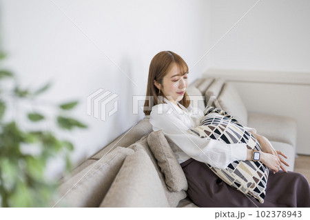 ソファーに座る女性 102378943