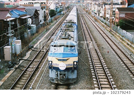 東京へ向けて東海道本線をゆく上り最終列車の寝台特急あさかぜ号 102379243