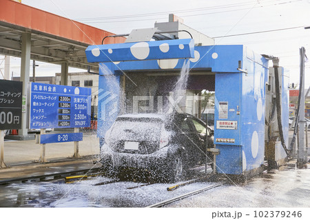 セルフの洗車機場の風景 102379246