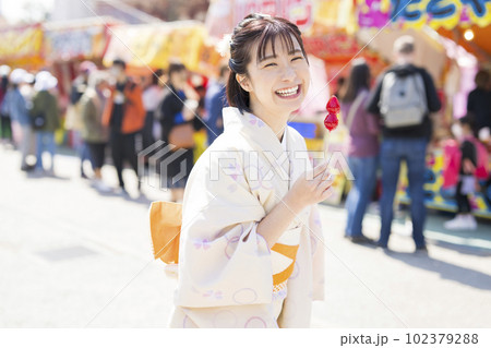 お祭りを楽しむ女性 お祭りを楽しむ女性 102379288