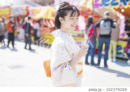 お祭りを楽しむ女性 お祭りを楽しむ女性 102379289