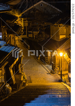 日本　京都府京都市の産寧坂の夜景 102379322