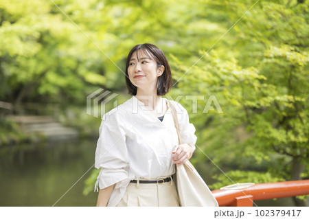 鎌倉の街を観光する女性 102379417