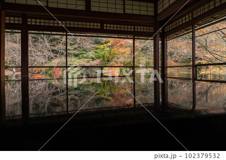 日本 京都府京都市にある瑠璃光院の書院 写経机に反射した瑠璃の庭の紅葉 日本 京都府京都市にある瑠璃光院の書院 写経机に反射した瑠璃の庭の紅葉 102379532