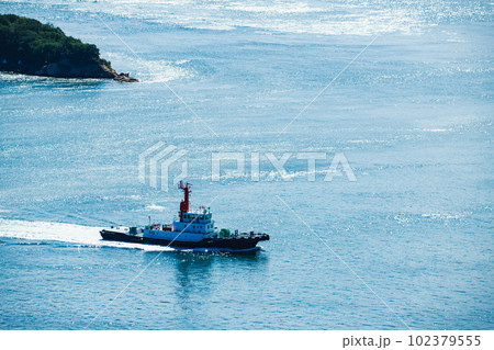 鷲羽山から見た備讃瀬戸を航行するタグボート1　岡山県倉敷市 102379555
