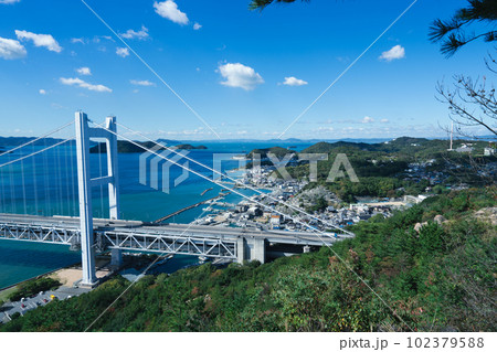 鷲羽山から見た下津井瀬戸大橋と下津井の街並み1 岡山県倉敷市 鷲羽山から見た下津井瀬戸大橋と下津井の街並み1 岡山県倉敷市 102379588