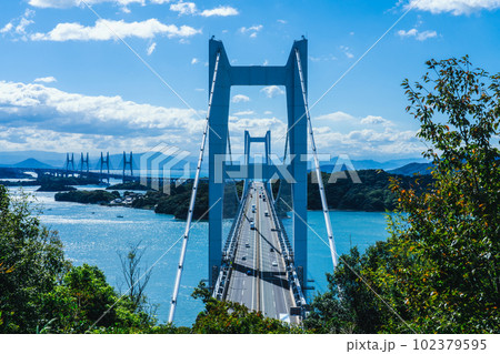 鷲羽山から見た秋晴れの瀬戸大橋16　岡山県倉敷市 102379595