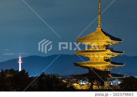 日本　京都府京都市のライトアップされた法観寺の五重塔と夜景　八坂の塔 102379663