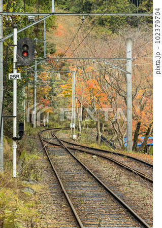 日本 京都府京都市を走る叡山電鉄鞍馬線の二ノ瀬駅から見える線路と紅葉 日本 京都府京都市を走る叡山電鉄鞍馬線の二ノ瀬駅から見える線路と紅葉 102379704
