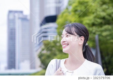 ビジネスイメージ　女性　大阪 102379706