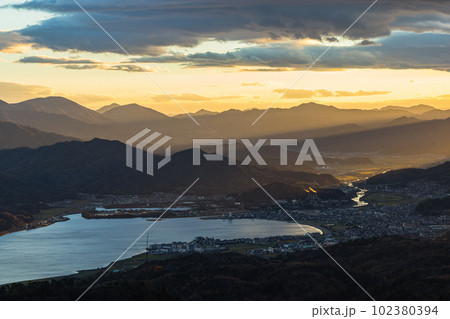 日本　京都府宮津市にある成相山パノラマ展望台から見える与謝野町と阿蘇海と夕焼け空 102380394
